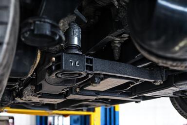 View ng suspension system ng isang sasakyan mula sa ilalim.